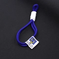 Detail eines dunkelblauen Schlüsselanhängers aus geflochtenem Seil mit weißem Logo - Dunkelblaues Etikett