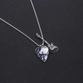 Collana punk rock con ciondolo a chitarra e plettro marmorizzato su catena d'acciaio - Chitarra con Plettro Bianco e Nero Collana