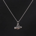 Collana con ciondolo a pugno retrò per uomo in acciaio al titanio argento con manubrio - Pugno che Tiene un Manubrio (NST-0438)