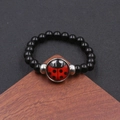 Bracciale elastico con perline nere e ciondolo a coccinella rossa su supporto in legno - Stile Coccinella Rossa e Nera 1 (BNS-0578-款式-1)