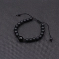 Primer plano de cuentas de lava de 12 mm y obsidiana pulida en pulsera tejida - Pulsera Tejida de 12MM Obsidiana + 8MM Piedra de Lava (BNS-0587)