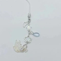 Colgante de pez koi hecho a mano con cuentas de estrellas blancas y nube plata - Cadena para teléfono / Pez Koi Blanco (KC-0101)