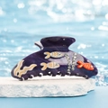 Détail de la pince à cheveux en acétate marbré violet avec motifs poissons et strass - Violet étoilé