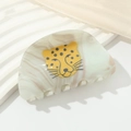 Detail der Haarklammer aus Acetat mit Leoparden-Print und Marmor-Muster in Creme-Braun - Weiß