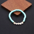 Blaues Heishi-Perlenarmband mit goldenen DEBUT-Buchstabenperlen und Metallelementen - Hellblau DEBUT-Stil