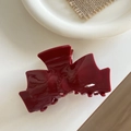 Primer plano de la pinza para el pelo de acetato rojo brillante con forma de lazo elegante - Pinza para el Pelo Lazo Rojo