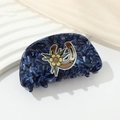 Detail der dunkelblauen Azetat-Haarklammer mit Hufeisen- und Blumenillustrationen - Blau