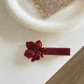 Detalle de una pinza para el pelo de acetato rojo oscuro con diseño floral brillante - Pinza de Pato Floral Roja