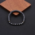 Handgefertigtes schwarzes Heishi-Armband aus Ton mit weißen FOLKLORE-Perlen auf Holz - Grau FOLKLORE-Stil