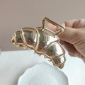 Makroaufnahme der großen goldenen Haarklammer im Croissant-Design aus Metall - Gold 8cm