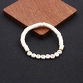 Handgefertigtes Evermore Freundschaftsarmband mit cremefarbenen Heishi-Perlen und Gold - Beige EVERMORE-Stil