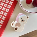 Dettaglio di una graziosa pinza per capelli a forma di orso color crema con cappuccio - Orso con Cappello Rosa