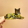 Dettaglio di un fermaglio per capelli a forma di gatto in acetato con motivi tartarugati - Leopardo Caffè-Gatto Calico