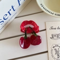 Detail der kirschförmigen Haarklammer aus Acetat auf einem französischen Teetisch - Lippen und Kirsche Kombination / 8cm