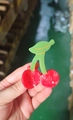 Süße Kirsch-Haarklammer aus marmoriertem Acetat mit grünem Blatt-Detail - Kirsche