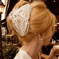 Elegante pinza per capelli francese a pois con perle su tessuto crema classico - Bianco
