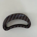Pinza per capelli marrone con motivi a righe eleganti per acconciature da donna - Stile a Forma di Arco (D191)