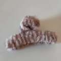 Detailansicht einer großen rosa Plüsch-Haarklammer aus Kunstfell für Herbst-Winter-Frisuren - Rosa