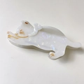 Dettaglio della molletta per capelli a gatto bianco perlato con bordi dorati - Bianco