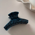 Détail d'une pince à cheveux en acétate avec motif léopard bleu et noir sur fond crème - Léopard Bleu (8cm)