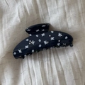Pinza per capelli blu navy con fiori e strass su sfondo di tessuto bianco ruvido - Blu Scuro Floreale Strass - Pinza Grande