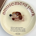 Vue détaillée d'une pince à cheveux en acétate en forme de chien avec strass sur assiette décorative - Chien Café