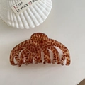 Vista macro della grande molletta per capelli in acetato leopardato con finitura tartaruga - Leopardo Caramello (10cm)