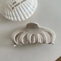 Dettaglio di una pinza per capelli in acetato bianco crema con finitura lucida e denti lisci - Bianco (10cm)