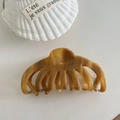 Dettaglio macro della pinza per capelli in acetato tartarugato con finitura marmorizzata - Cachi (10cm)