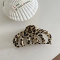 Dettaglio di una grande pinza per capelli in acetato tartarugato su sfondo bianco puro - Leopardo Nero Crema (10cm)