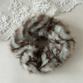 Gros plan sur un chouchou en peluche à motif zébré et texture en fausse fourrure - Motif Zèbre Vert (5974862436713)
