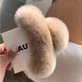 Détail d'une grande pince à cheveux en fausse fourrure de lapin beige pour chignons élégants - Surdimensionné (15cm) / Marron
