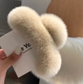 Gros plan sur la pince à cheveux en peluche beige montrant la texture douce et le design - Surdimensionné (15cm) / Couleur Thé au Lait