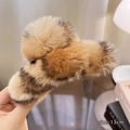 Détail d'une pince à cheveux de 13cm en fausse fourrure léopard pour coiffures volumineuses - Surdimensionné (15cm) / Léopard Kaki