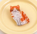 Detail of cute ginger and white cat hair claw clip in marble textured acetate material - 8.4cm / Orange And White Cat Style