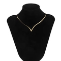 Collier chaîne serpent en or poli avec pendentif en V sur un présentoir noir élégant - Or