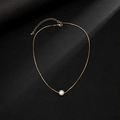 Dettaglio della collana a catena serpente dorata con un pendente di perla bianca - Oro (05528)