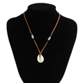 Collar bohemio con colgante de concha, cordón marrón y cuentas de turquesa - Marrón (05956)
