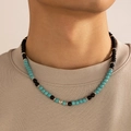 Details einer Lavastein-Halskette mit Türkisperlen und gravierten silbernen Metallelementen - Blau