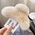 Grande pince à cheveux 13cm en fausse fourrure beige avec texture pelucheuse - Surdimensionné (15cm) / Blanc Cassé