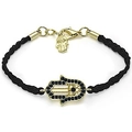 Detalle de una pulsera tejida negra con mano de Fátima dorada y gemas negras engastadas - Negro