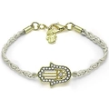 Vista detallada de la pulsera trenzada Mano de Fátima con acabado dorado y cristales - Blanco