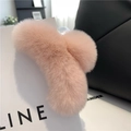 Pince à cheveux élégante en peluche rose douce pour femmes en fausse fourrure - Surdimensionné (15cm) / Rose Clair
