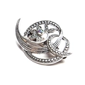 Dettaglio spilla floreale vintage in lega con strass scintillanti e pietra iridescente - Stile Floreale in Argento Antico Vintage / Argento Antico