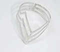 Vista macro di un bracciale punk a triangolo scavato argento con finitura liscia - Argento