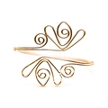 Brazalete de tulipa punk dorado con intrincado patrón de flores tejidas en metal sobre blanco - Dorado