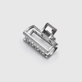 Makroaufnahme der rechteckigen Metall-Haarklammer in glänzendem Silber-Finish - Schwarz