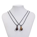 Ensemble de deux colliers avec pendentifs en perles d'œil de tigre et cordon noir - Style Oeil de Tigre Rouge et Oeil de Tigre Jaune (K3 05167)