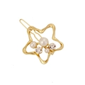 Dettaglio del fermaglio a stella dorato con perle bianche e strass scintillanti eleganti - Stella (H137)