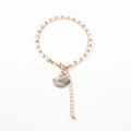 Bracciale multistrato fatto a mano stile oceano con ciondolo a conchiglia dorata e perline - Bianco latte